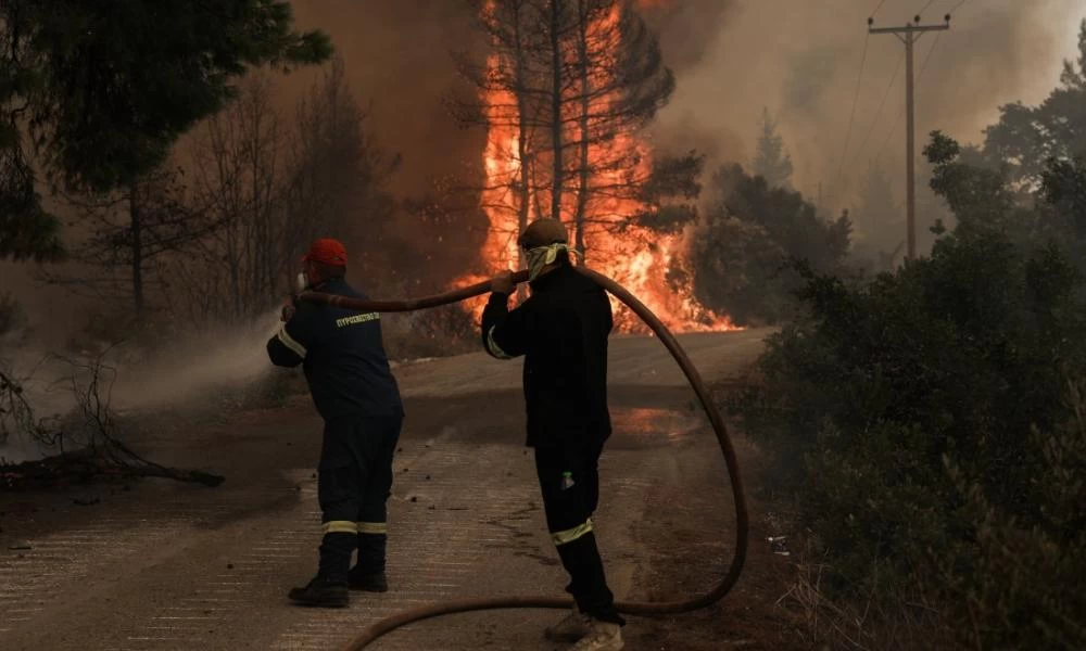 Φωτιά στην Αρκαδία: Ολονύχτια μάχη για να μην περάσει η φωτιά στο Μαίναλο